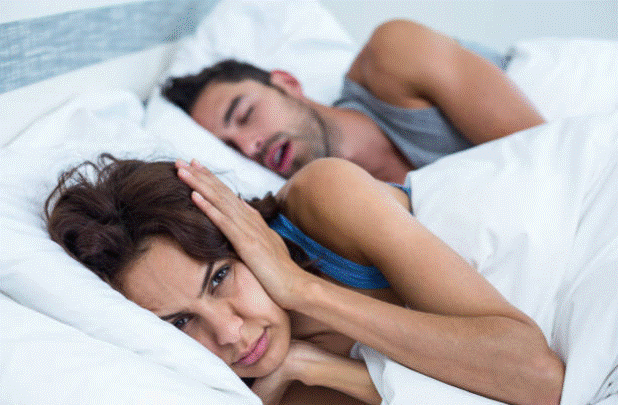 Tiếng ngủ ngáy của bạn chung giường cũng gây mất ngủ